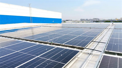 光伏清洗的AI黑科技：水花旋轉 電量滿(mǎn)滿(mǎn)！